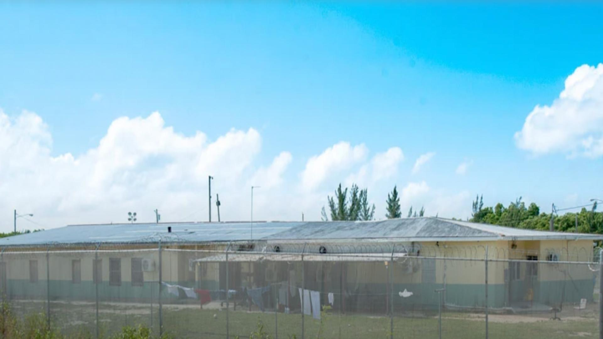 Campamento de cubanos en Islas Caimán (Foto Cayman Compass)